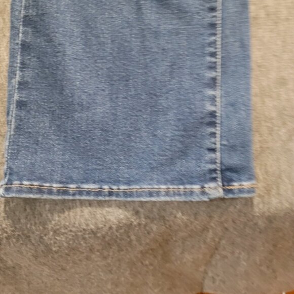 Levis Jeans Womens 32x30 Blue Medium Wash Low Rise Curvy Bootcut - Picture 5 of 9